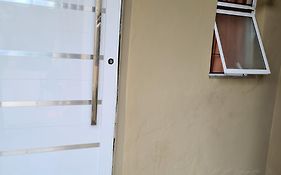 Kitnet casal e apartamento com lareira e vista jardim